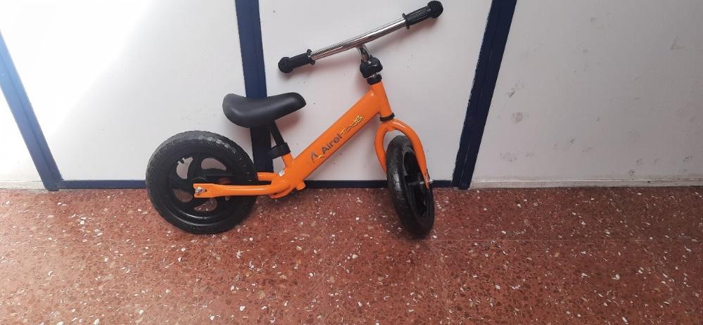 Imagen que contiene edificio, bicicleta, pequeño, estacionado

Descripción generada automáticamente
