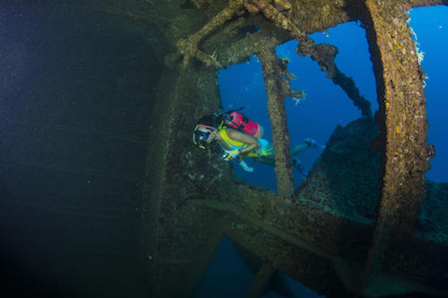 值得推薦去關島潛水欣賞東海丸海底裏兩艘不同國家的沉艦和水底世界