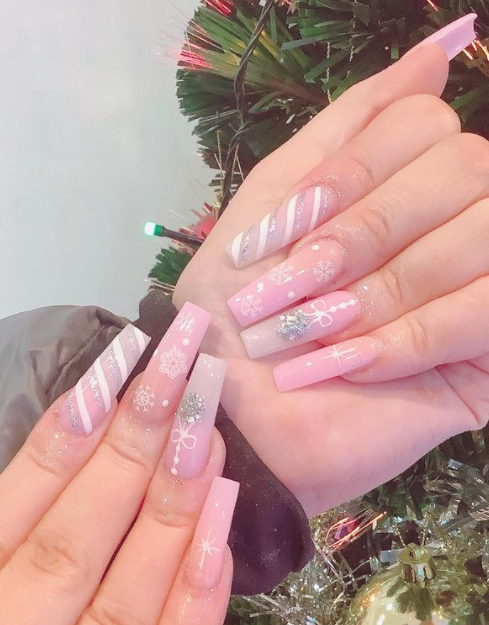 Christmas Vibes pink ombre nail