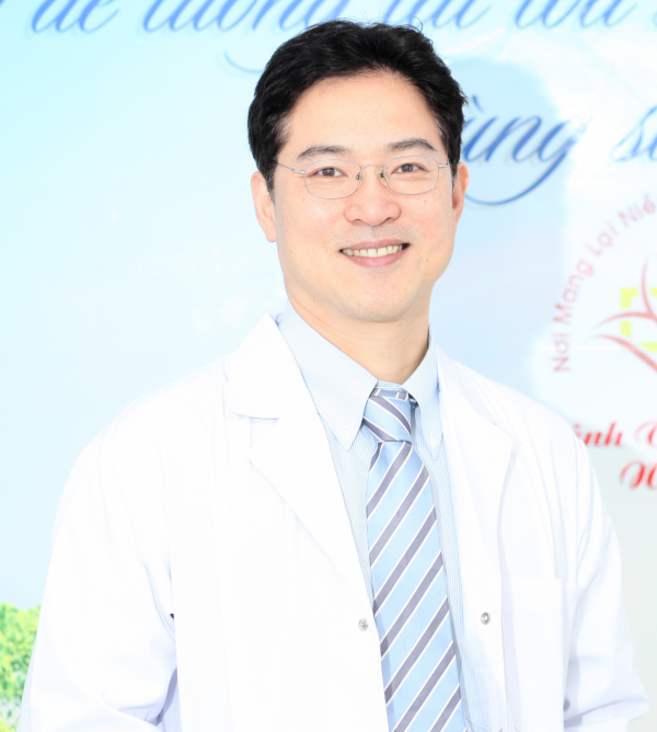 Giáo sư/Bác sĩ Lee Jung Hoon –  Nguyên Giáo sư Giải phẫu thẩm mỹ tại Đại học Kosin Hàn Quốc.