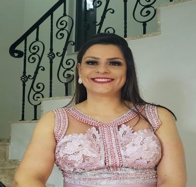 Mulher sorrindo pousando para foto

Descrição gerada automaticamente