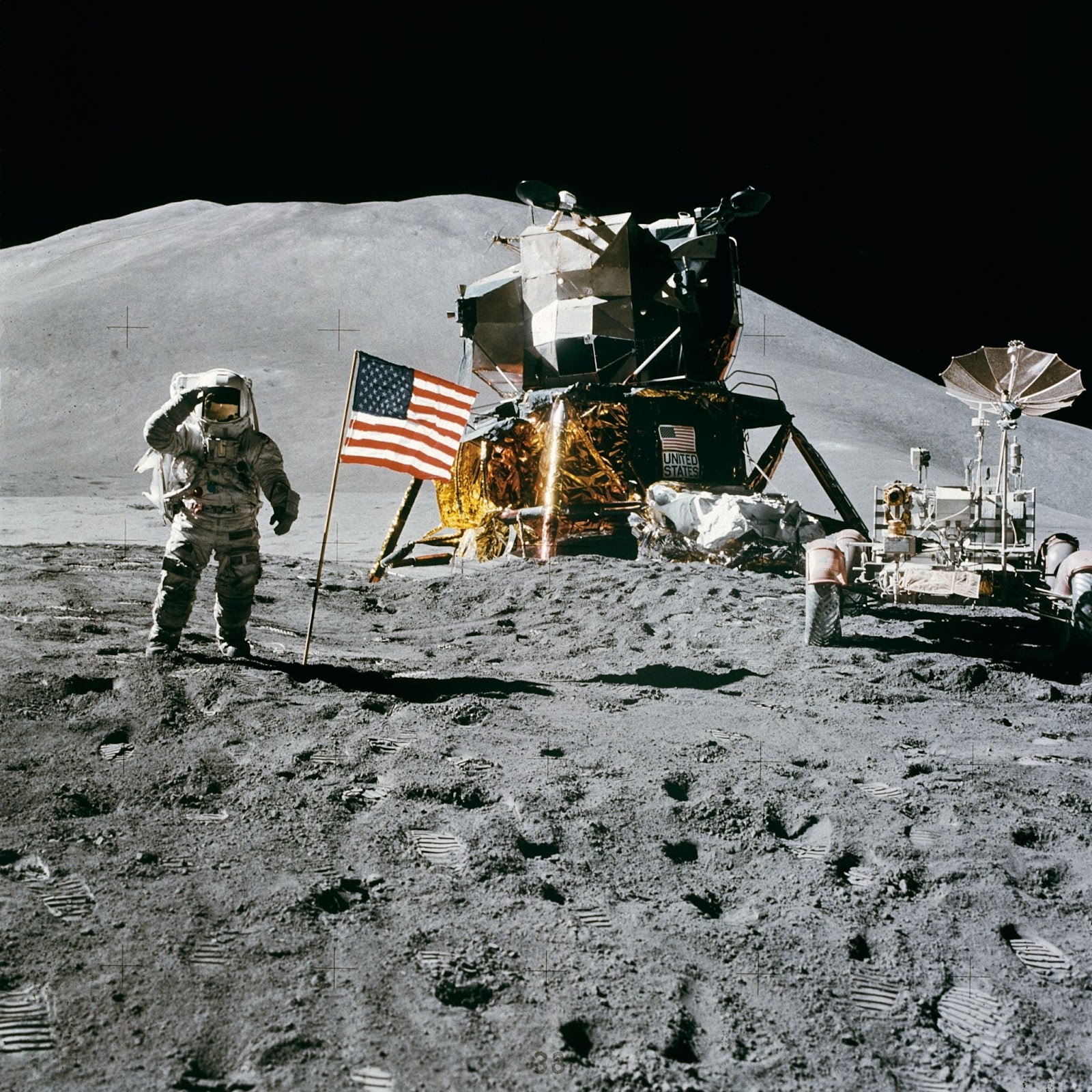 Fotografia de uma pessoa usando trajes de astronauta, andando em solo lunar - esquilos e viagens espaciais