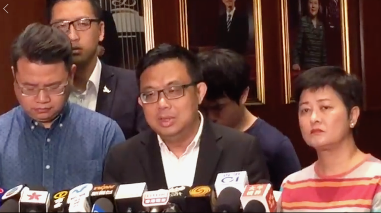 香港议员涂谨申(中)11号傍晚召开记者会,发出对特首林郑月娥最沉重的劝吁,撤回送中条例。(截自涂谨申脸书)