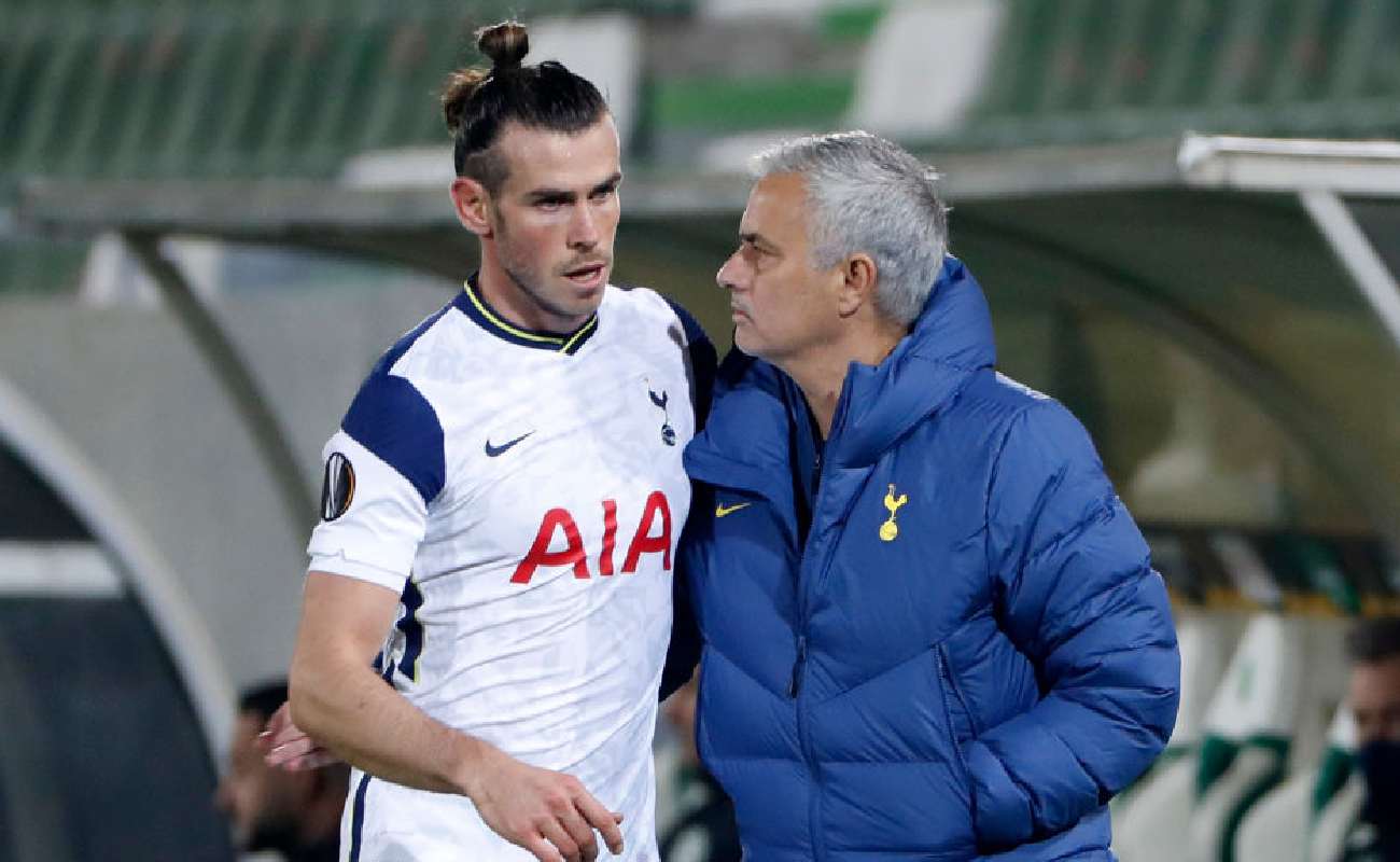 Alt: Gareth Bale of Tottenham interacts with the manager Mourinho - Photo by Srdjan Stevanovic/Getty Images
