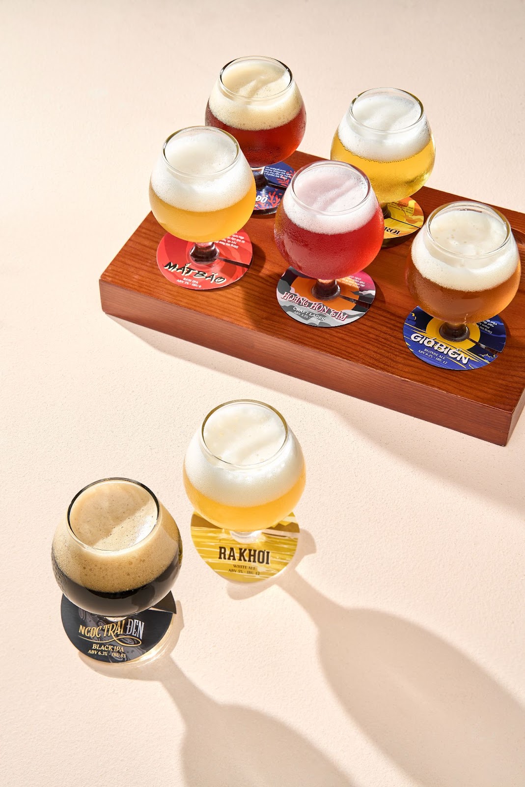 Nhiều loại bia thủ công mát lạnh được rót trực tiếp từ vòi