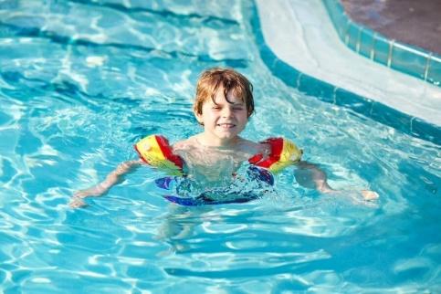 7 trucos para enseñar a los niños a nadar - Eres Mamá