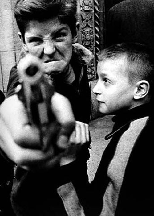 "Gun 1", 1955. Fotografia de William Klein que va registrar la ciutat de Nova York como si fos un etnògraf buscant la instantània més cruda. El seu treball no fou ben rebut, tractat de vulgar i agressiu.