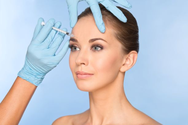 How Long Does Botox Last?: Picture of lady getting the injection from her doctor