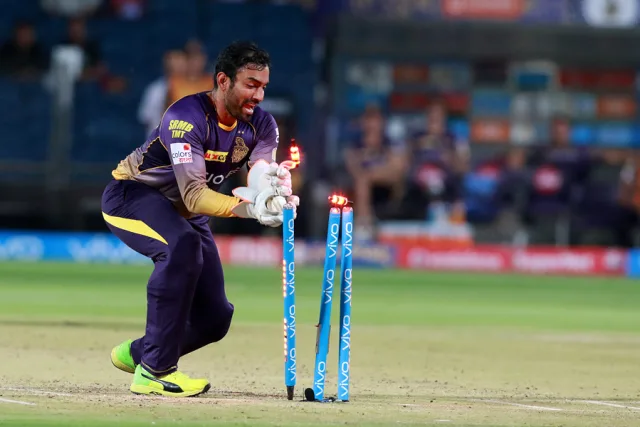 Robin Uthappa tries to effect a run-out 
