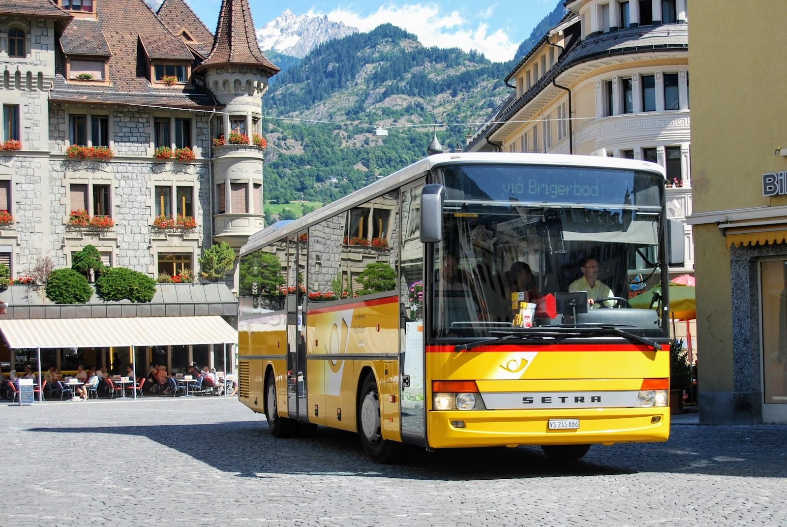 A yellow bus on teh streets of Zurich