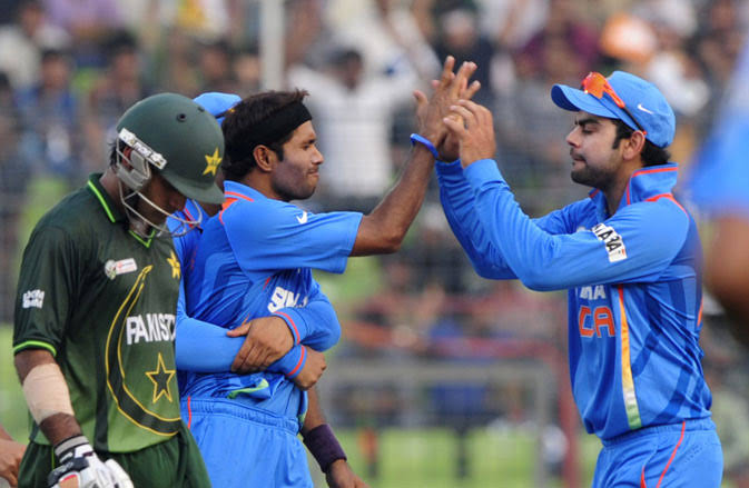Ashok Dinda celebrates the wicket of Mohammad Hafeez