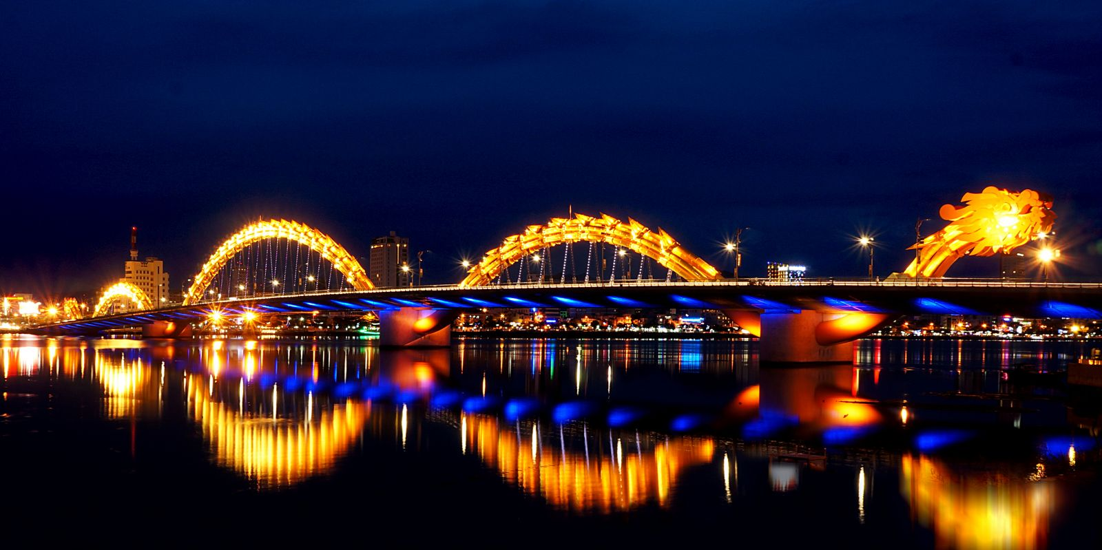 Cầu Rồng Đà Nẵng có vẻ đẹp siêu ấn tượng về đêm (Nguồn: Internet)