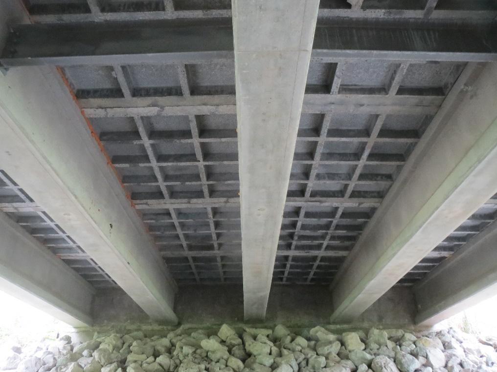 Prefabricated bidirectional UHPC deck in a road bridge (Iowa, 2011)
