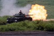習上的一輛坦克。跡象顯示,日本民眾對和平主義的信奉——以及對日本軍方的態度——開始轉變了,部分是由於首相安倍晉三的推動。