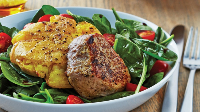 richtige ernährung selber kochen, fleisch stück mit kartoffel und salat, vitamine und proteine