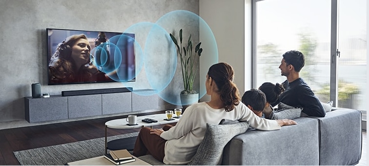 Изображение пары в гостиной, смотрящей телевизор BRAVIA с функцией Acoustic Center Sync