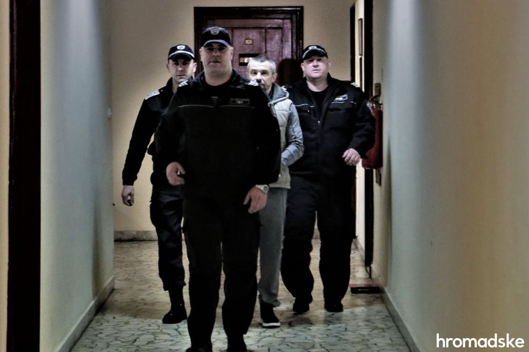 Полицейские сопровождают Алексея Левина в зал суда, Бургас, Болгария, 11 марта 2020 года