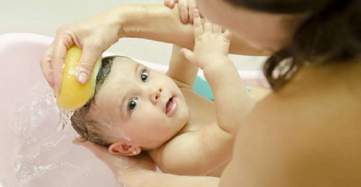 Dùng lược hoặc bông tắm xoa vùng bị viêm da tiết bã ở trẻ sơ sinh giúp vảy bong nhẹ nhàng