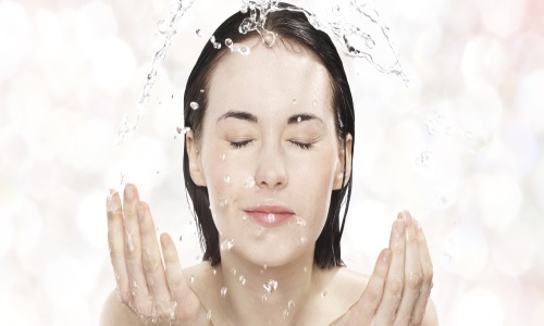 Rửa mặt sau khi đi spa da mặt về là thói quen tốt của nhiều người