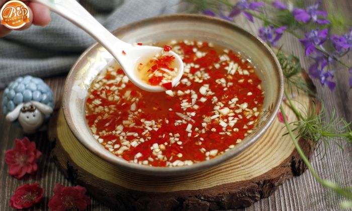 Nước mắm ớt là nước chấm phổ biến trong mâm cơm gia đình Việt