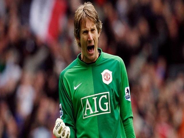 Thủ thành Edwin Van Der Sar với chiều cao ấn tượng lên tới 2.1m