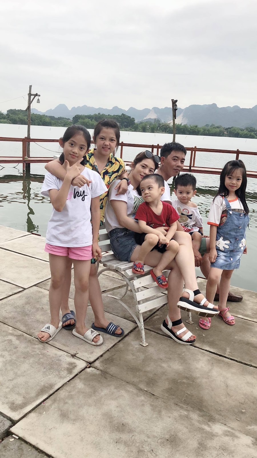 Hình ảnh gia đình hạnh phúc bên chồng và 5 thiên thần nhỏ của chị Mai Anh