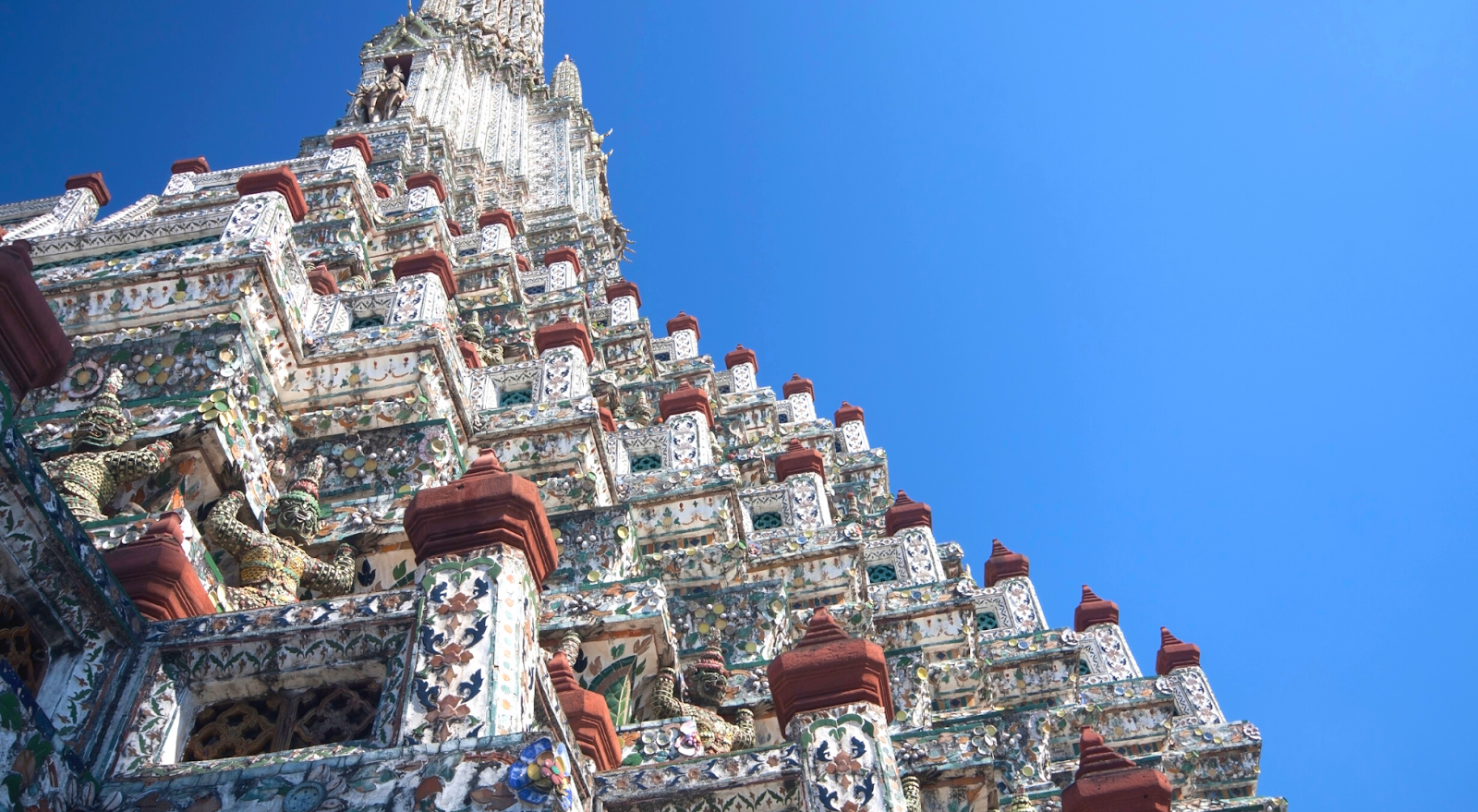 A to Z Bucket List - close up shot of the Wat Arun temple details
