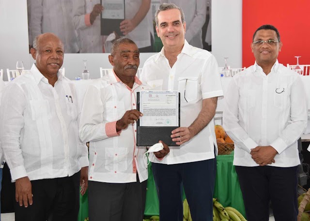 Presidente encabeza entrega de 1,507 títulos de propiedad en Azua