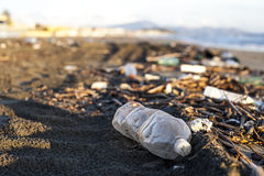 Resultado de imagen de playa contaminación botellas de plastico