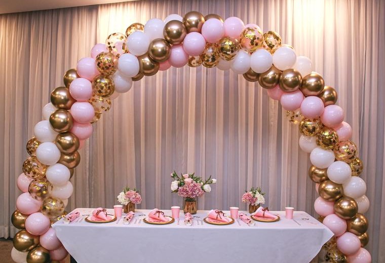 Arco de balões nas cores rosa, branco e dourado. Decoração sofisticada.