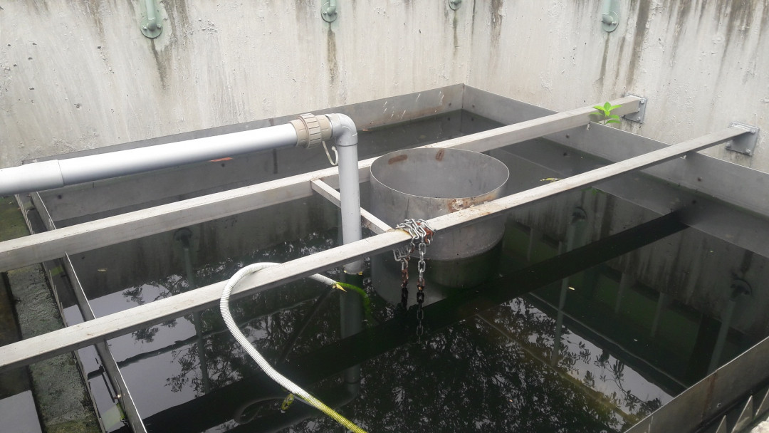 Công trình xử lý nước thải lỏng của trung tâm đang dừng hoạt động vì mô tơ máy bơm bị hỏng