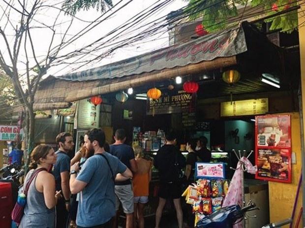 Hơn 90 người, gồm du khách ngoại quốc, bị ngộ độc bánh mì Phượng tại Hội An