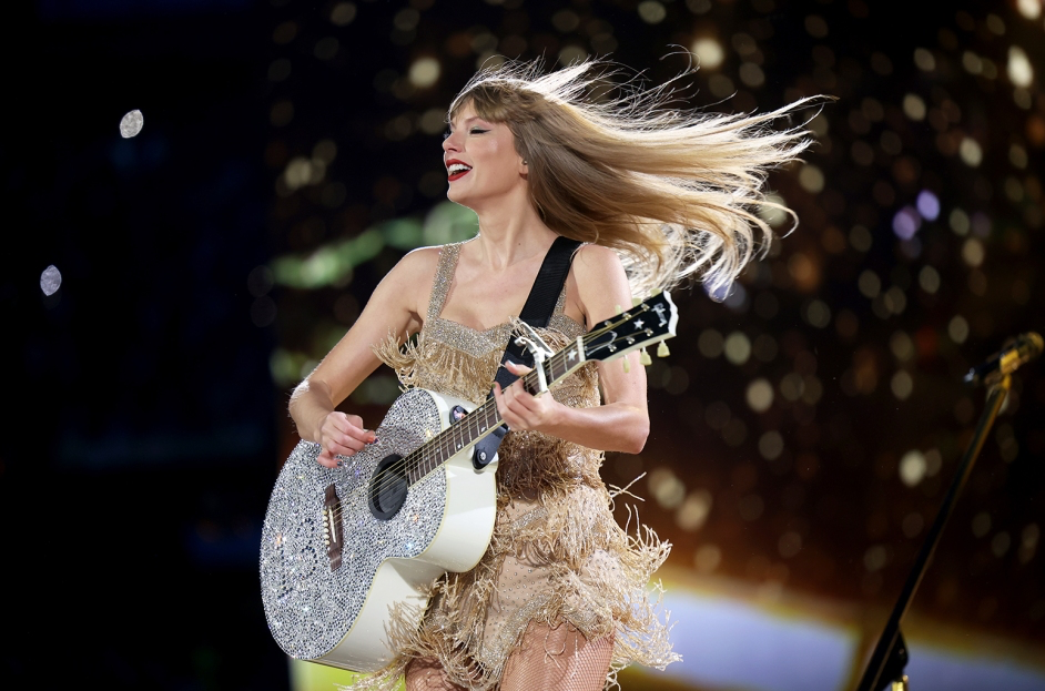Taylor Swift Sings ‘Dear John’ After 11 Years! - Asiana Times