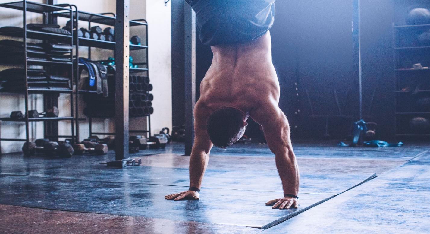 Here's How an Average Guy Mastered the Handstand in 5 Months