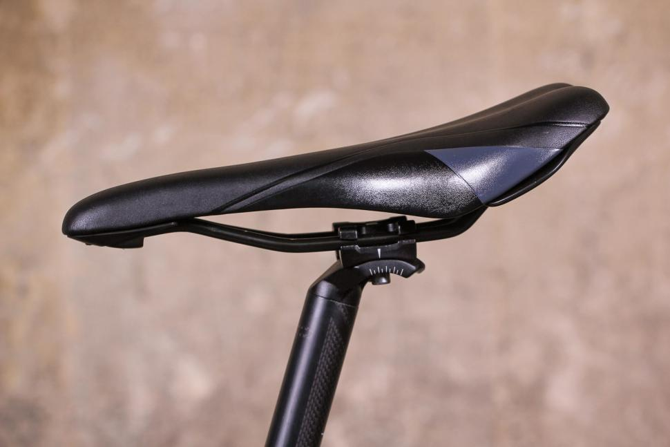 The angle of the saddle has a great influence on whether mountain bike riding is painful or not. 