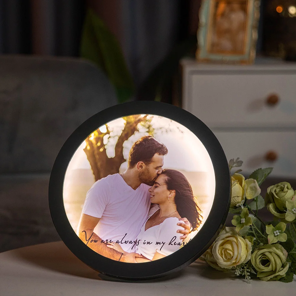 Miroir contenant une photographie visible une fois la lampe LED allumée. 