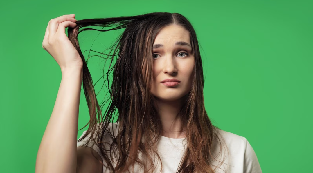 Mulher com cabelo oleoso