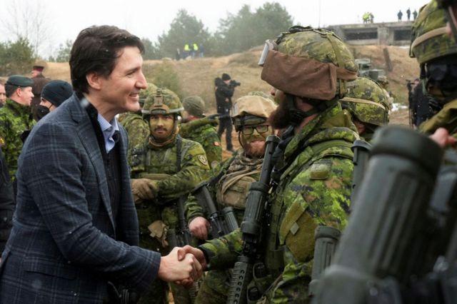 Thủ tướng Canada Justin Trudeau thăm các binh sĩ Canada tại căn cứ quân sự Adazi ở Latvia vào ngày 08/03 năm nay