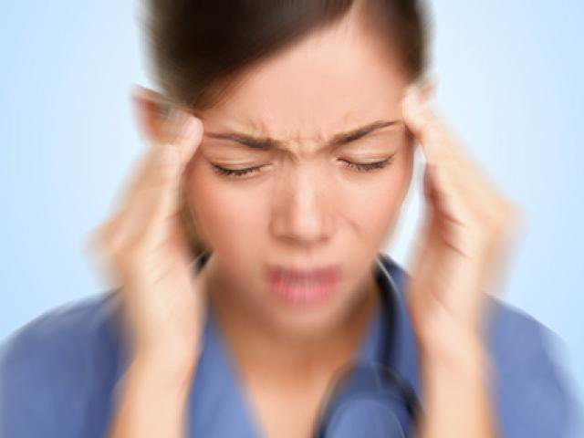 Chóng mặt, đau đầu là dấu hiệu của tai biến nhẹ