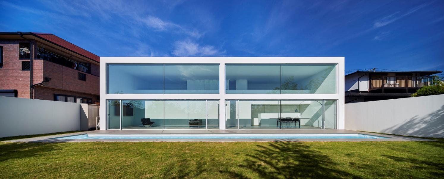 Casa minimalista con fachada panorámica