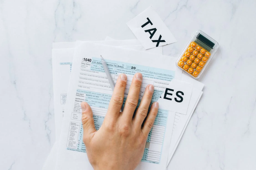 imagen de planillas de impuestos y calculadora