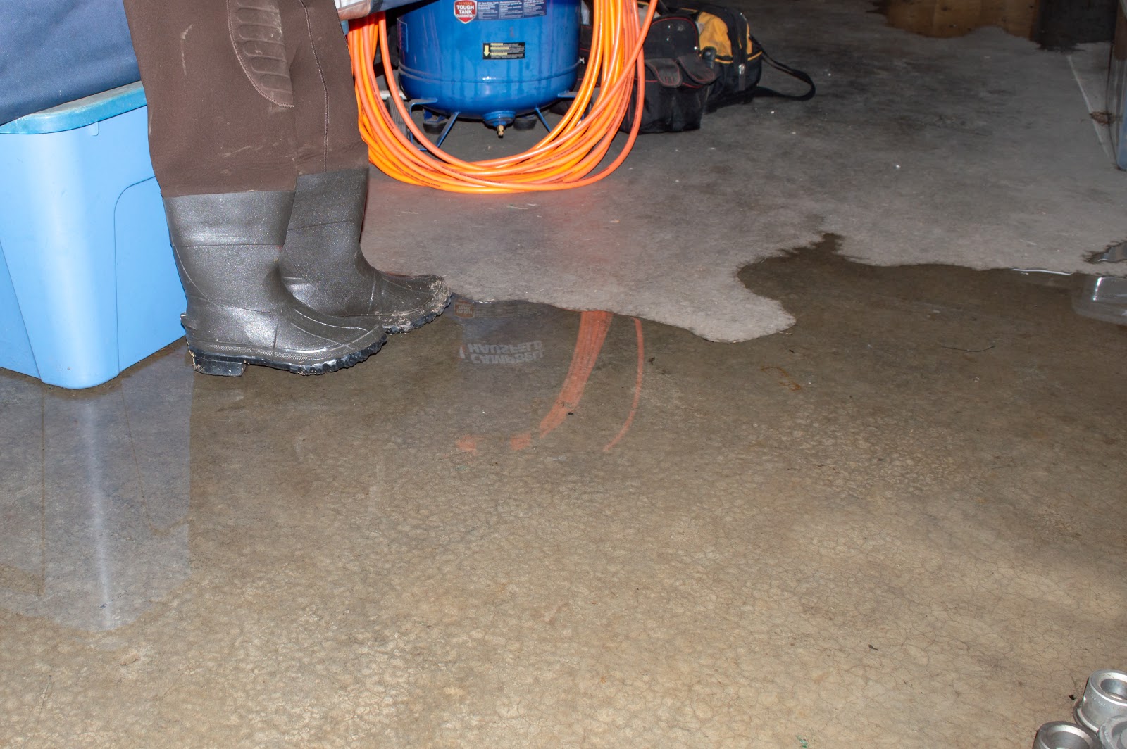 leaky basement from foundation cracks