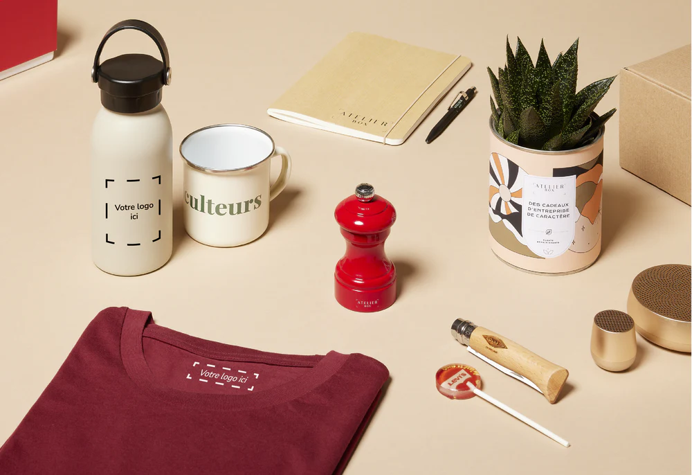 objets personnalisés au nom de l’entreprise, dont un T-shirt, un opinel, une sucette ou encore une tasse