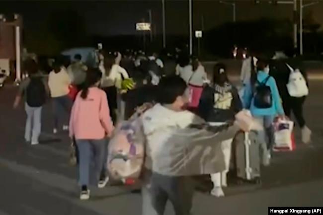 富士康在河南郑州的苹果代工厂工人因新冠病毒疫情逃出被封的厂区。(2022年10月29日)