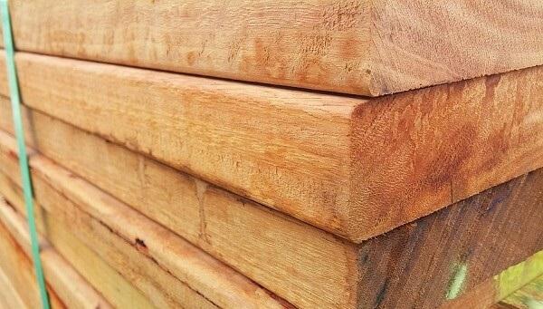 TÃ¡buas e sarrafos de madeira podem ser usados em diferentes etapas de uma obr