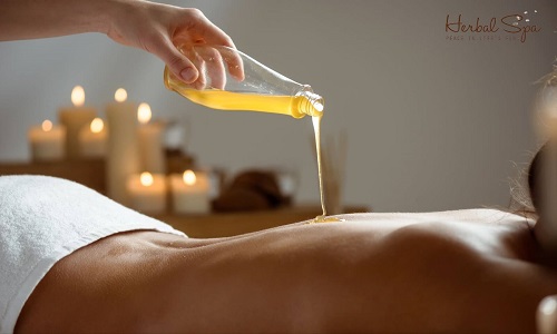 Sử dụng tinh dầu tự nhiên trước khi vào các bước massage chuyên sâu