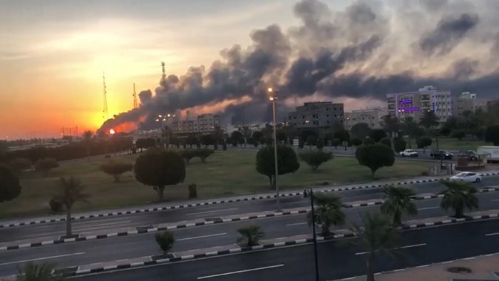 Пожар на нефтеперерабатывающем заводе Saudi Aramco после атаки дронов в ночь с 14 на 15 сентября 2020 г