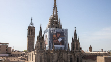 La catedral de Barcelona "vende" su fachada al mejor postor.