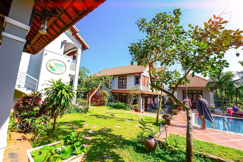 Sân cỏ xanh mướt của Windbell Homestay