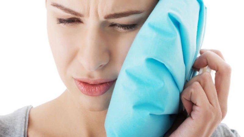 Sâu răng làm sao hết đau - Chườm đá giúp giảm cơn đau răng tạm thời